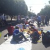 Tapetes de pó de serra sendo confeccionados pelos fiéis. Foto: Luciana Navarro. - Foto 2