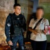 Vítima recebendo seu telefone celular recuperado  - Foto 6