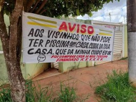 Para 'calar a boca', dono faz faixa chamando vizinhos de invejosos em Campo Grande