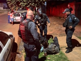 Gritos, tentativas de invasão e resistência à PM terminam com prisão no bairro Santos Dumont