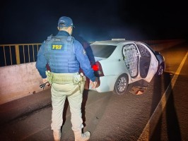 Carro dá pane durante fuga da PRF e motorista pula no Rio Paraná para escapar; 5 mil maços de cigarros são apreendidos