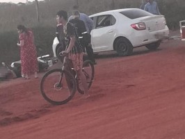 Grave colisão entre duas motos deixa mulher ferida e com intenso sangramento na cabeça em Três Lagoas
