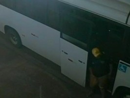 VEJA O VÍDEO REVOLTANTE: Homem estaciona micro-ônibus e se masturba por quase 7 minutos para menor de 15 anos em Três Lagoas; faça sua denúncia 