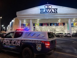 Nem a eleição afasta o crime: Dupla tenta arrombar porta da Havan durante a madrugada em Três Lagoas