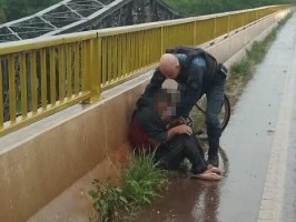 VEJA O VÍDEO: Mesmo debaixo de forte chuva, policiais militares de Três Lagoas salvam homem que tentava pular da ponte do Rio Paraná; vítima já apresentava sinais de hipotermia