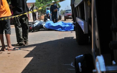 Acidente entre caminhão e motocicleta deixa um morto