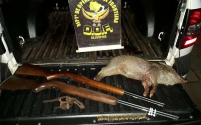 Caçador ilegal é preso com espingarda e porco do mato morto