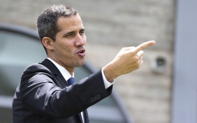 Em transmissão ao vivo, Guaidó convoca mobilização