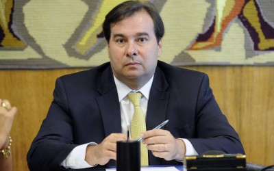 Maia diz que vai marcar para quarta-feira instalação da CCJ