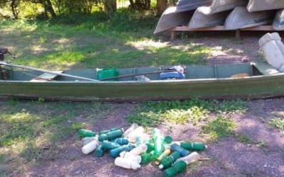 Pescador vira bote com geladeira cheia de peixes para escapar da PMA