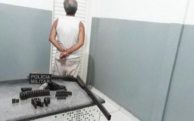 Homem é preso por agredir e ameaçar esposa com armas de fogo