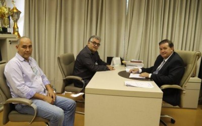 Ex-vereador Reginaldo Banha visita deputado Eduardo Rocha, em seu gabinete