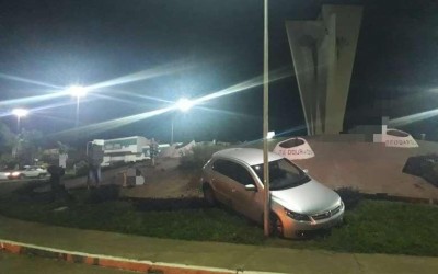 Motorista bêbado 'atropela' monumento histórico de Dourados