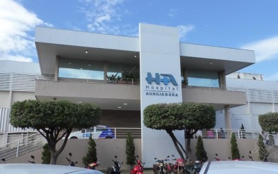 Ciclista colide com carro; mulher que estava na garupa pode ter fraturado a clavícula