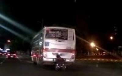 Cadeirante 'capota' ao pegar carona na traseira de ônibus