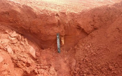 Trabalhadores encontram bomba durante escavação em obra