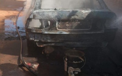 Veículo fica destruído após “pegar” fogo dentro de garagem  