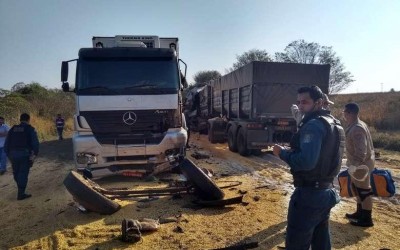 Carretas batem de frente e deixam um morto na BR-163