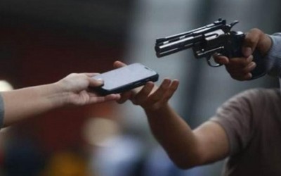 Dupla armada leva celular de ciclista em Três Lagoas