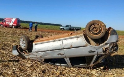 Motorista perde controle de carro em curva e capota na MS-306