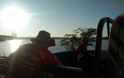 Pescador morre afogado no Rio Paraná; bombeiros fizeram o resgate da vítima 