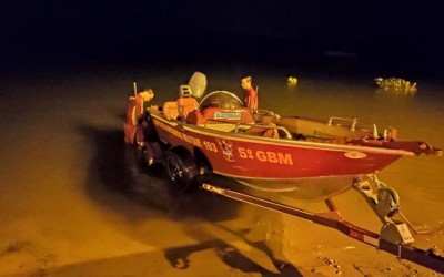 Barco com pescadores vira e afunda no Rio Paraná; vítimas foram resgatadas pelos bombeiros