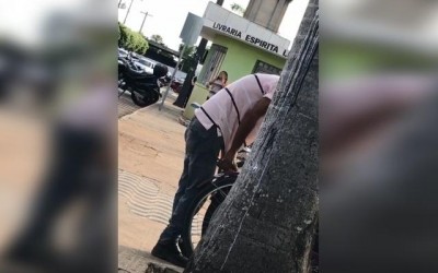 Câmeras de segurança flagram ação de homem que tentava furtar bicicleta no Centro de Três Lagoas 