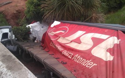 Carreta tomba em rodovia na região de Três Lagoas 