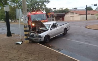 Em Três Lagoas, Carro bate em poste na Avenida Antônio Trajano