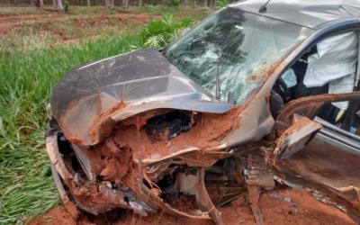 Camionete Ranger com placas de Três Lagoas bate na BR-262 e deixa três feridos 