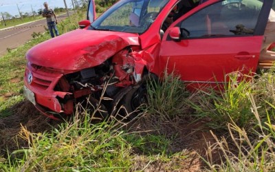 Bebê de 1 ano fica ferido após carro bater e derrubar poste em rodovia 