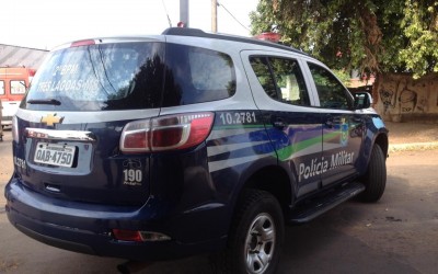 Após denúncias, PM encontra revólver dentro de carro no Paranapungá; uma pessoa foi presa 