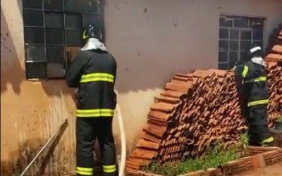 Filho ateia fogo na casa da mãe no bairro Jd. Flamboyant