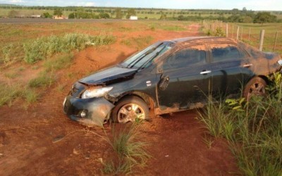 Corolla com família de Costa Rica capota na BR 060