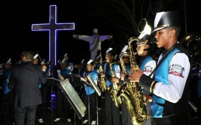 Moradores do Jupiá recebem iluminação natalina em Praça
