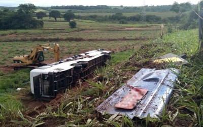 Ônibus de sacoleiros que saiu de Três Lagoas tomba e deixa dois mortos 