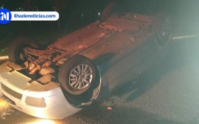 Em Ilha Solteira, motorista perde o controle e carro capota na entrada da cidade