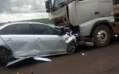 Motorista que puxava BMW em reboque morre em acidente ao bater de frente com carreta 