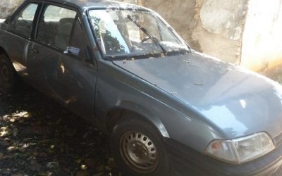 Monza é abandonado em estacionamento e pode estar sendo usado como 