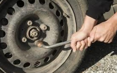 Dupla oferece ajuda à mulher, troca pneu e depois rouba veículo na BR-158