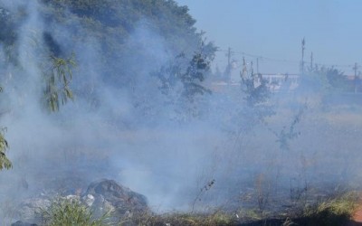 Fumaça em terreno entrega suposto ladrão na região da antiga 