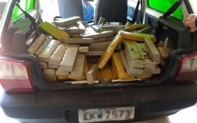 Grande quantidade de drogas são encontradas em porta-malas do veículo