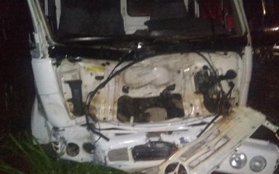 Colisão violenta entre caminhões deixa dois feridos na BR-262 