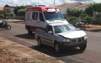Acidente entre carro e moto deixa motociclista ferido no bairro Colinos 