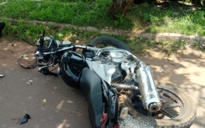 Deu ruim: Jovem com moto furtada tenta fugir da PRF, bate em árvore e acaba preso 