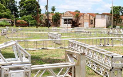Estrutura do Carnaval começa a ser montada na N.O.B; prefeitura divulga dias e horário da festa