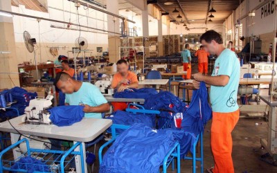 Uniformes, mochilas e estojos entregues nas escolas foram confeccionados por internos do presídio de Três Lagoas 