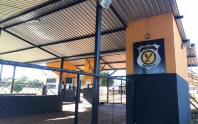 Preso tenta fugir de presídio, se enrosca em concertina e morre