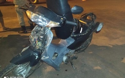 Moto fica destruída após acidente no bairro Vila Nova 