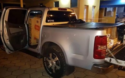 Dupla flagrada com 10 mil maços de cigarros contrabandeados acabam presos e levados para a PF